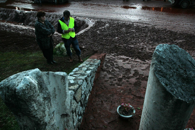 Illustration for article titled Revisiting the Small Village That Was Completely Devastated By Toxic Red Sludge